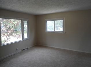 920 Lakeview Dr, Rochelle, IL 61068