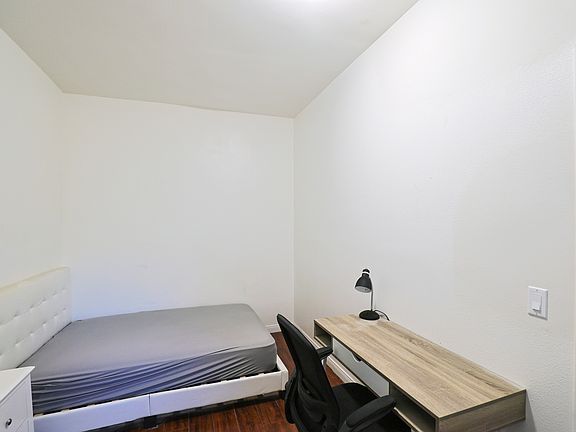 3rd image of 2626 S Budlong Ave Room 4