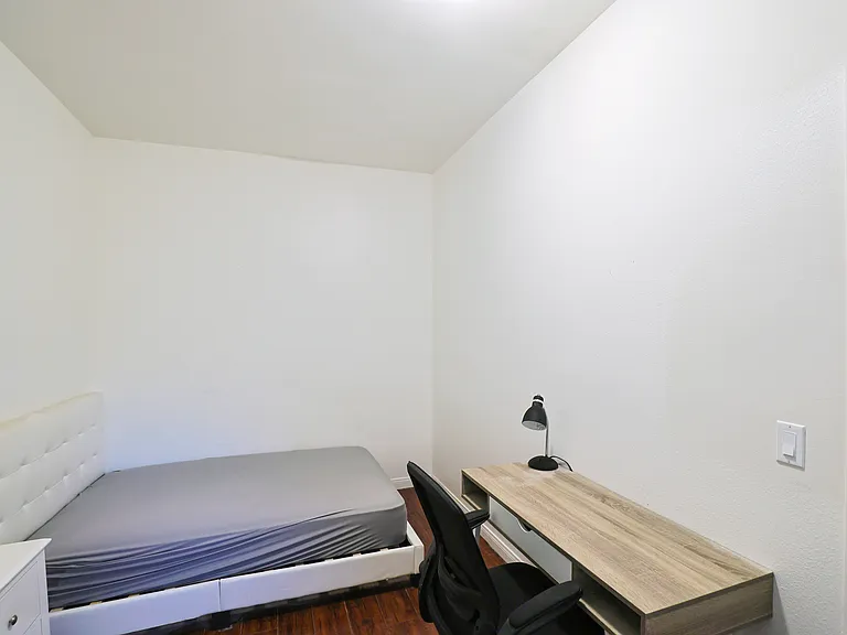 2626 S Budlong Ave #4 — Photo 2