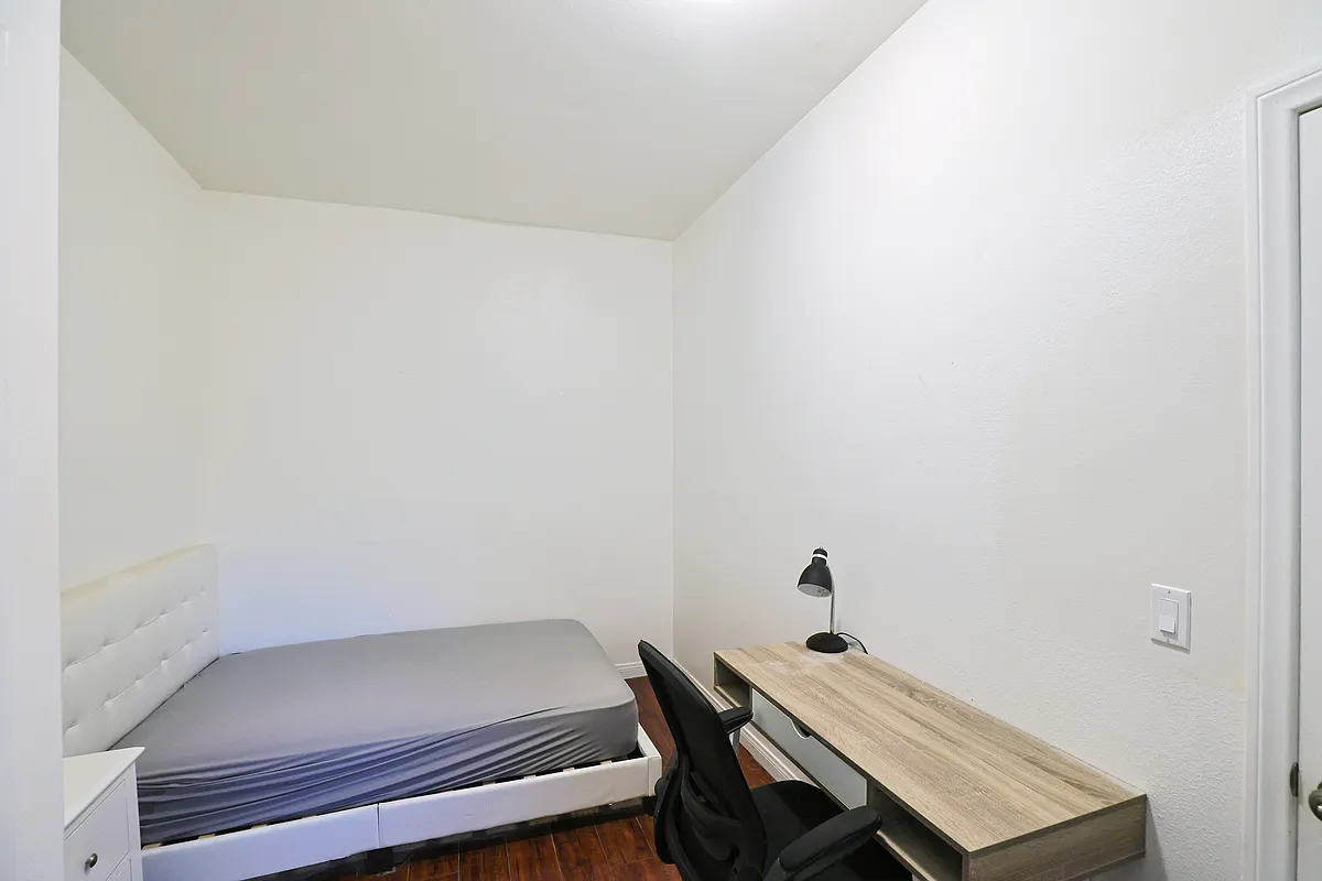 Building Photo - 2626 S Budlong Ave #4