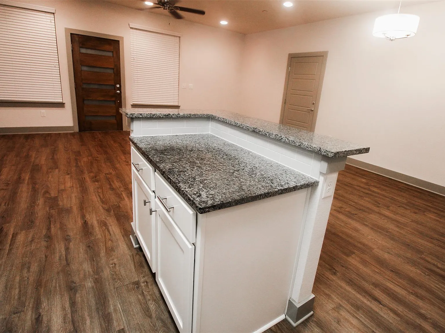 2 bed, 2.0 bath, 981 sqft, $1,675 — Photo 3