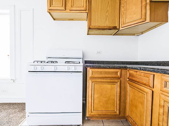 1615 W 77th St Apartments Chicago Kitchen_002