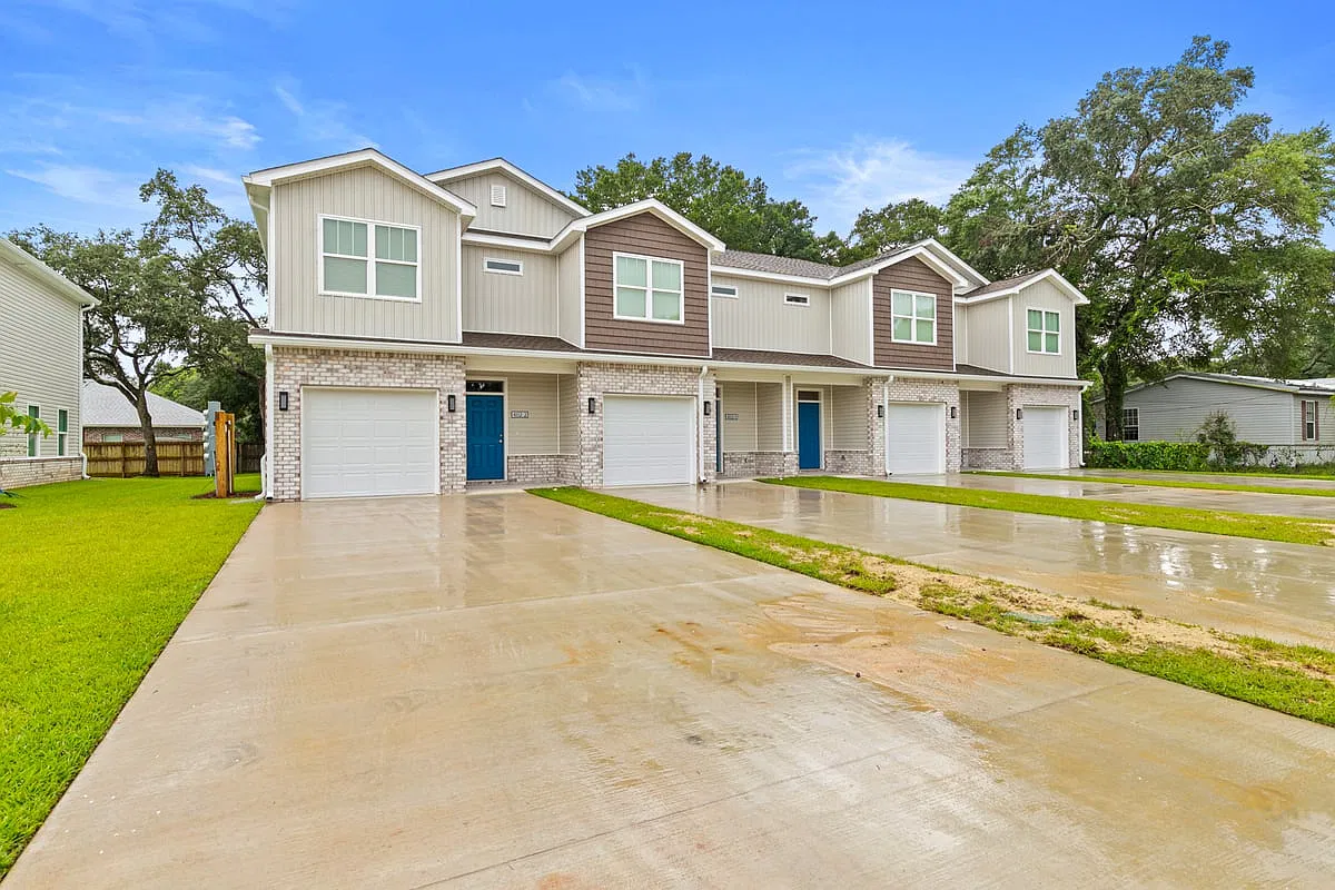 404 Walters Circle Unit 2 — Photo 1