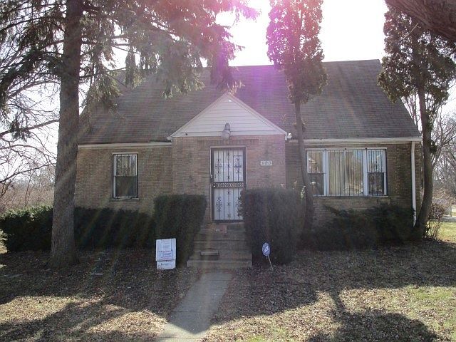 1st image of 900 E 15th St