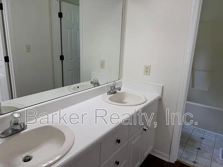 704 Southampton Dr — Photo 7