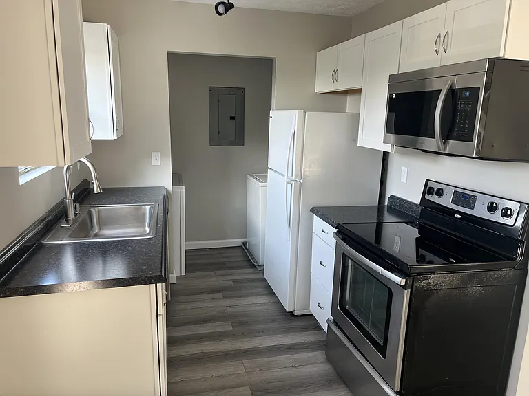 300 Stewart Ln #22 — Photo 5