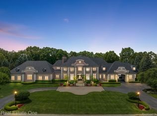 5174 Barrington Dr, Rochester, MI 48306