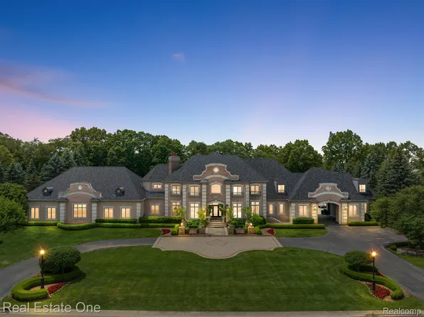 5174 Barrington Dr, Rochester, MI 48306