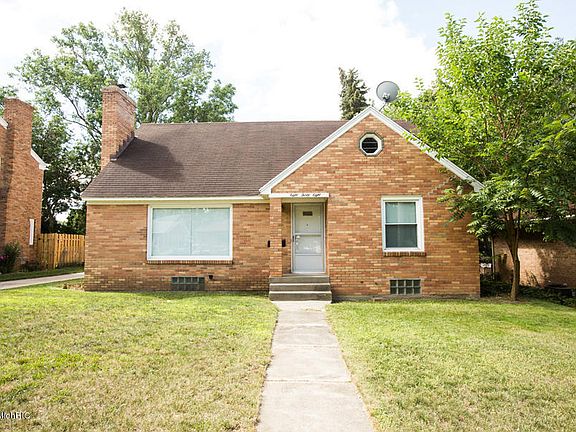 3rd image of 838 Everglade Dr SE