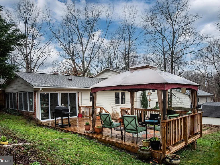 1705 Sherwood Dr — Photo 3