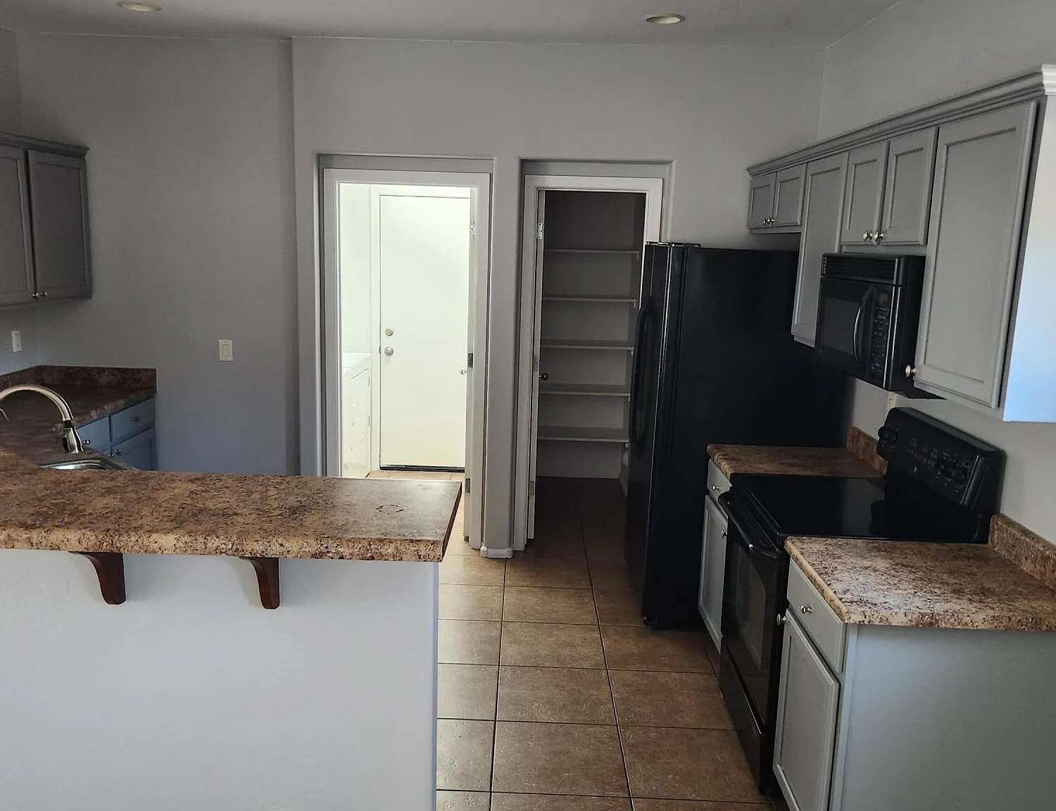 3 bed, 2.5 bath, 2243 sqft, $1,800 — Photo 3