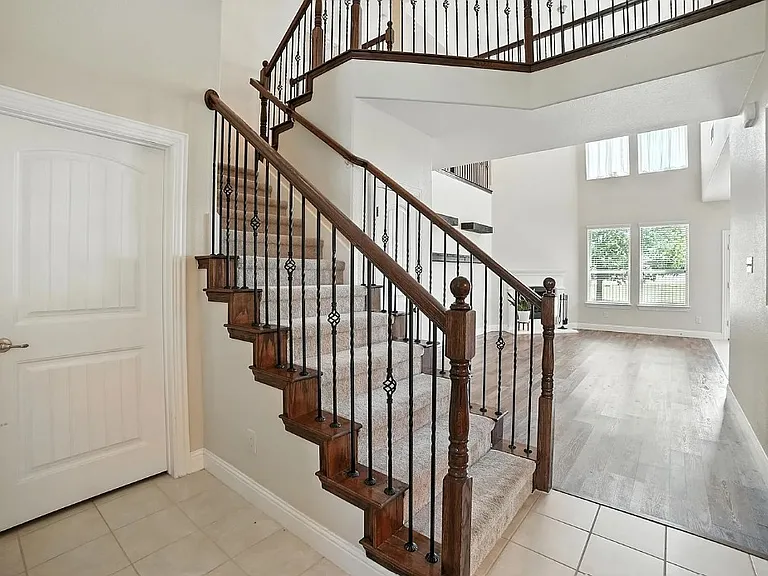 2404 Sabine Cir — Photo 3