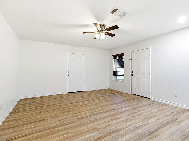 823 N Commerce St #A — Photo 15