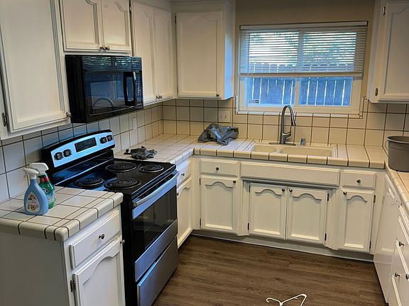 3rd image of 6601 Mercedes Ave