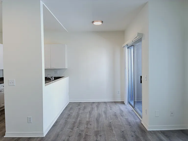 10205 Samoa Ave #104 — Photo 15