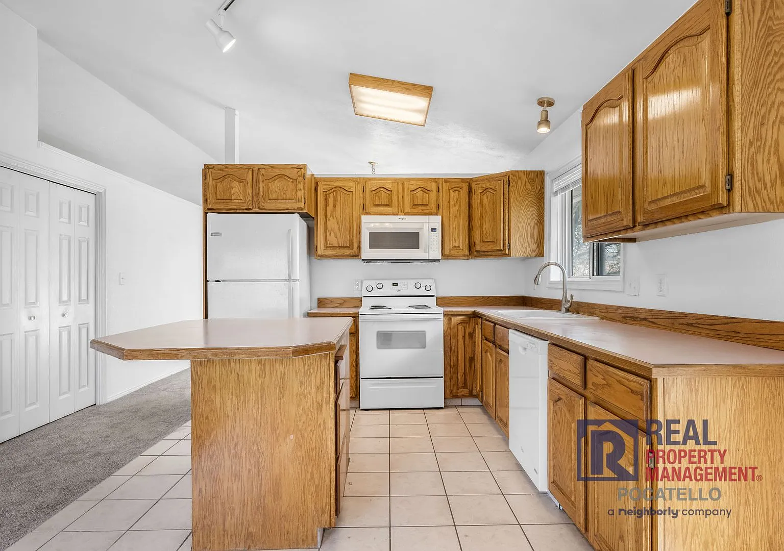 Beautiful 4 bed 2 1/2 bath - 3 car garage — Photo 4