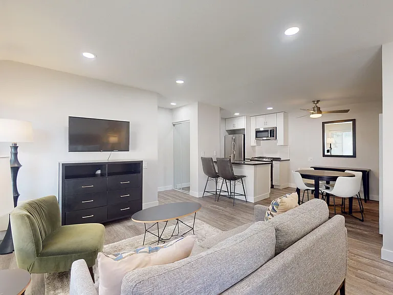Charter Oaks Apartments — Photo 34