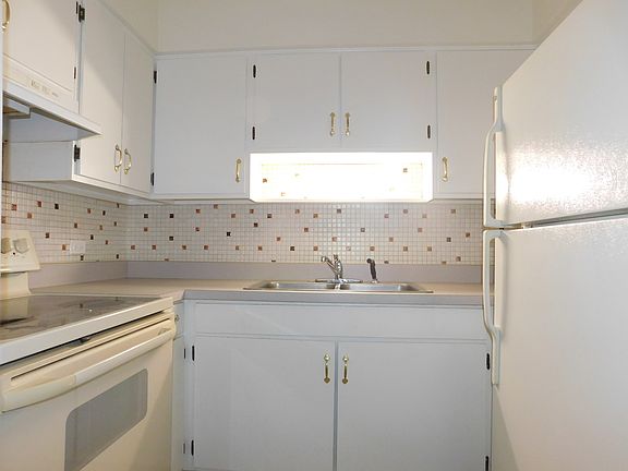 3rd image of 4036 N California Ave APT 103