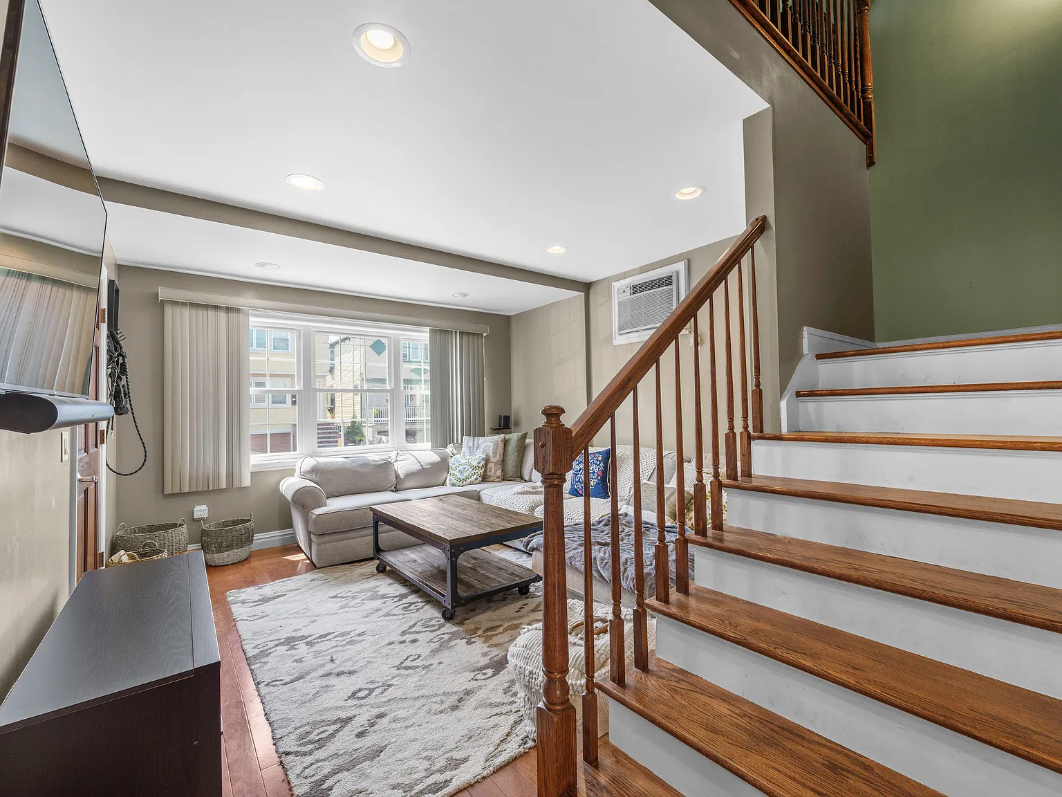 1 bed, 1350 sqft, $2,400 — Photo 2