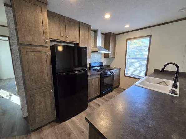 63 Locust Ave, Highland, MI