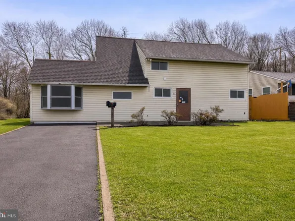 64 Ruby Ln, Levittown, PA 19055