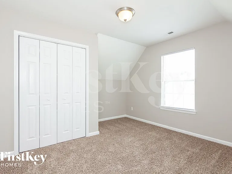 2422 Fairstone Ave — Photo 10