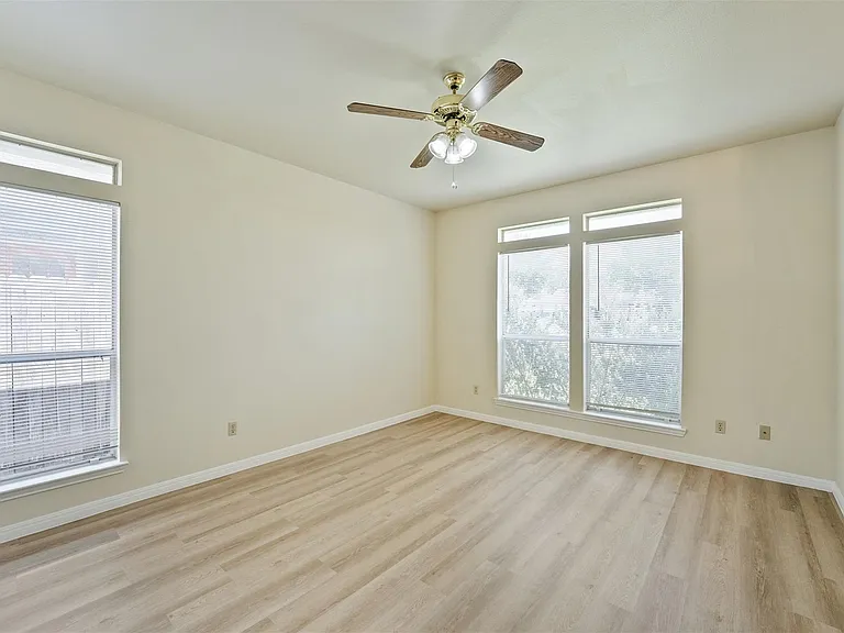 502 Gregory Ct — Photo 6