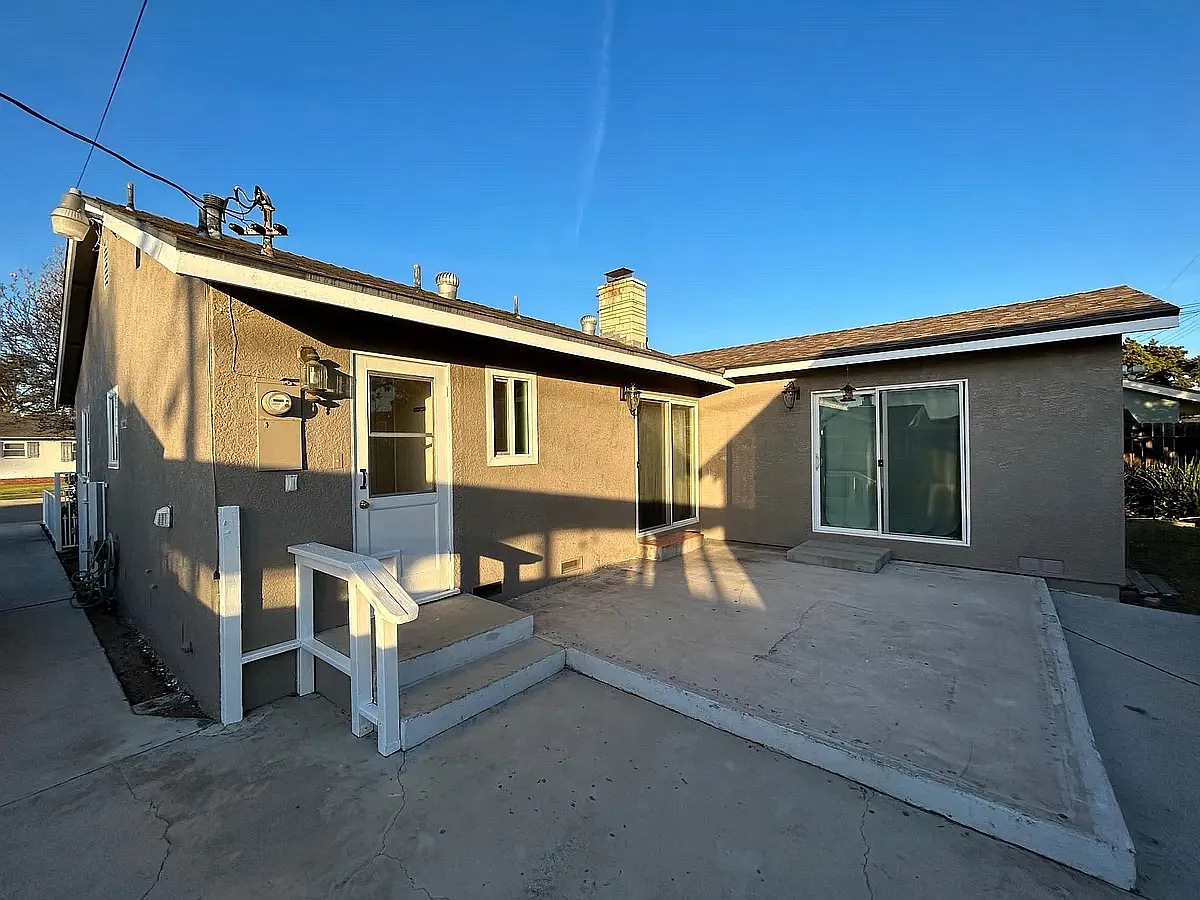 Building Photo - 408 E Jacaranda Ave