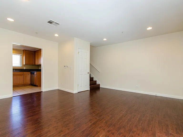 2737 Montrose Ave #105 — Photo 8
