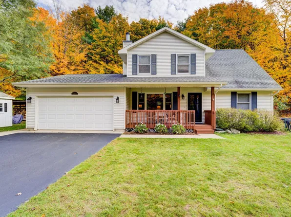 9144 E Hoxie Rd, Cedar, MI 49621