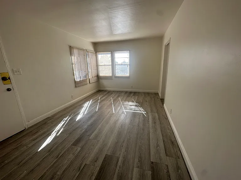 1945 W Vernon Ave #1/2 — Photo 5