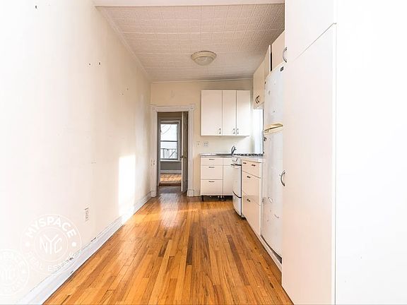 4th image of 427 17th St APT 2R