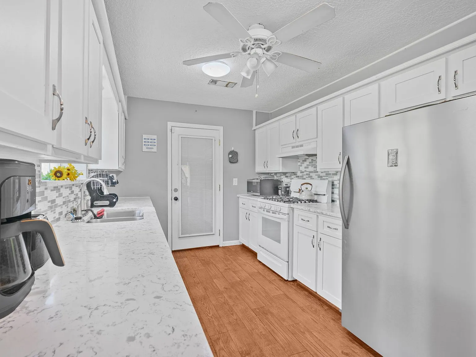 4 bed, 4.0 bath, 4000 sqft, $1,087 — Photo 3