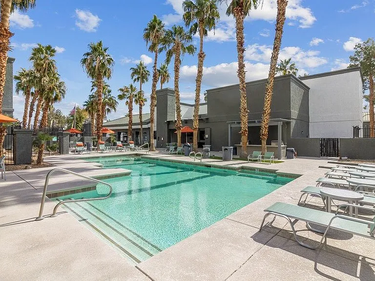 Viridian Palms — Photo 2