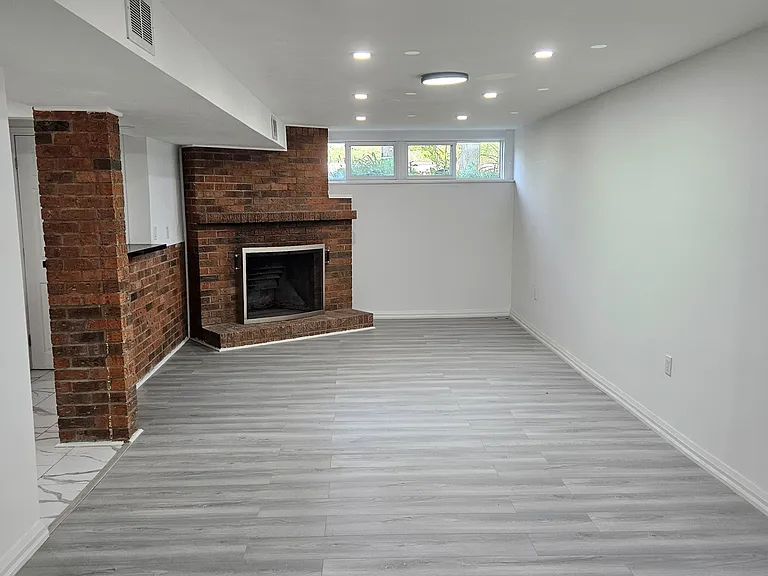 90 Longford Dr #LOWER — Photo 1