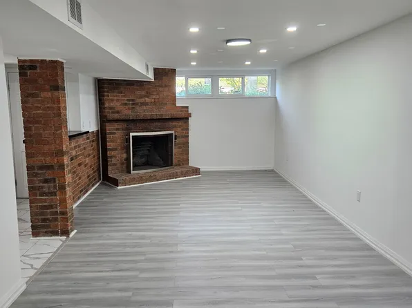 90 Longford Dr, Newmarket, ON L3Y 2Y4