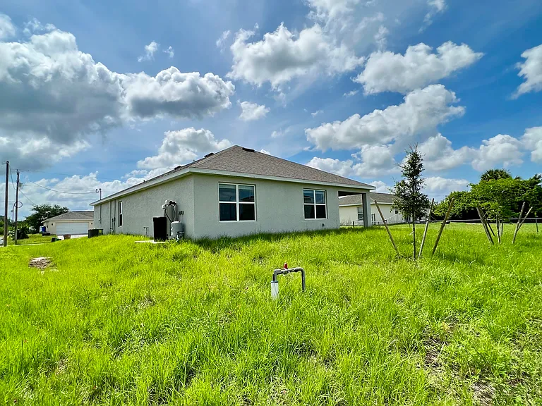 2518 NE 6th Pl — Photo 3