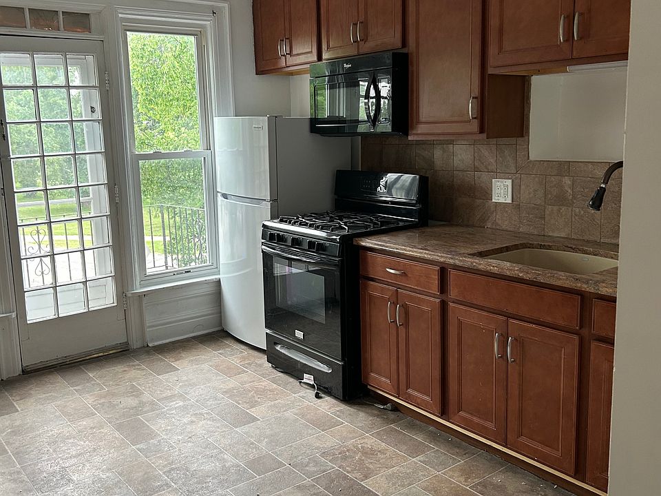 Kitchen with private balcony overlooking Colonial Circle.