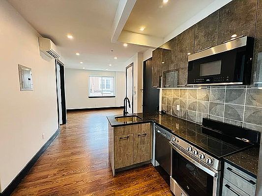 4th image of 328 Irving Ave #2