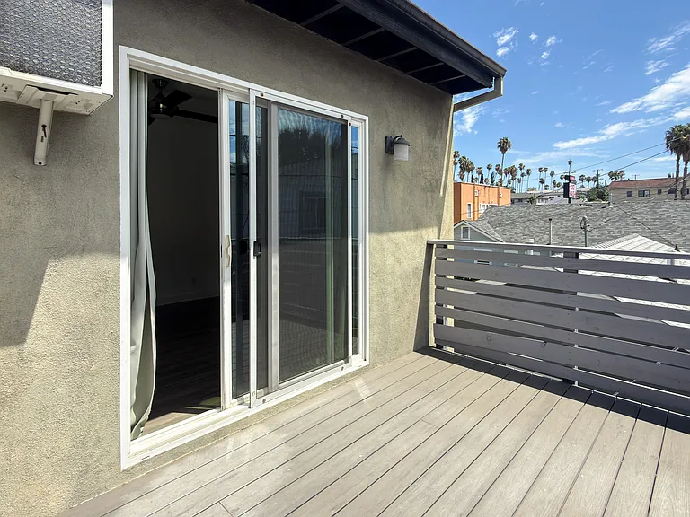 319 N Heliotrope Dr — Photo 15
