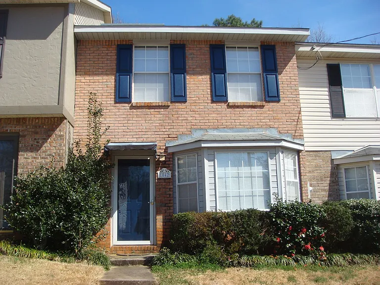 1042 Chinook St — Photo 2
