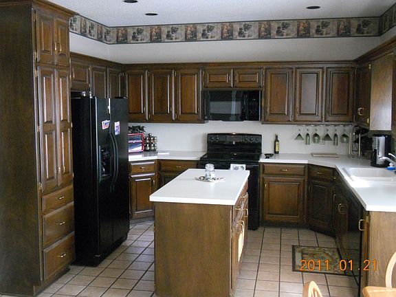 Large Kitchen w/ Island