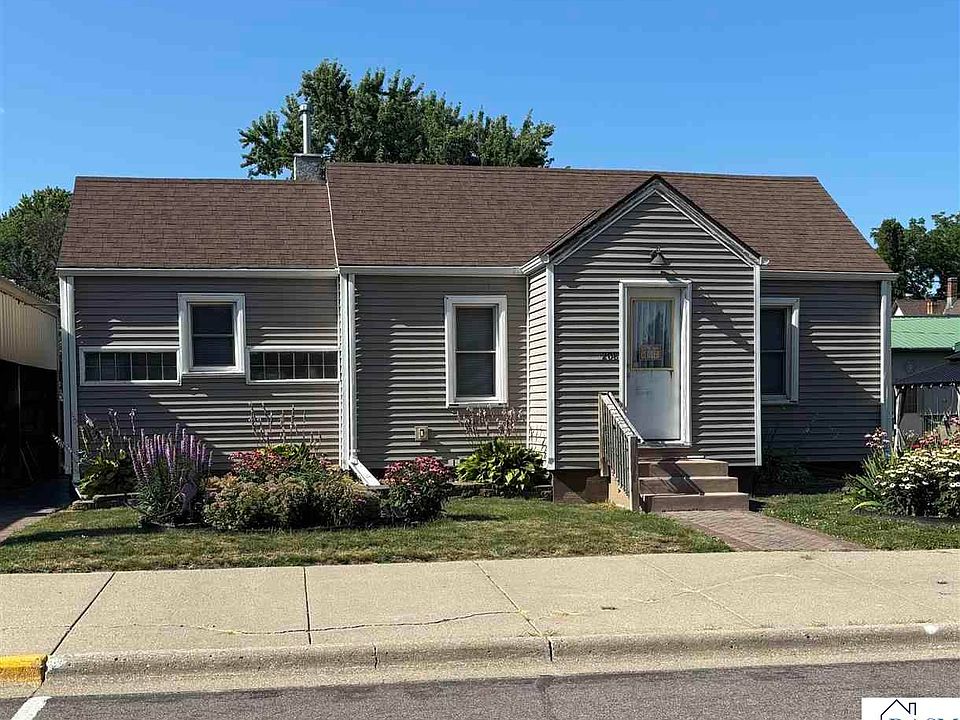1st image of 208 Main St W