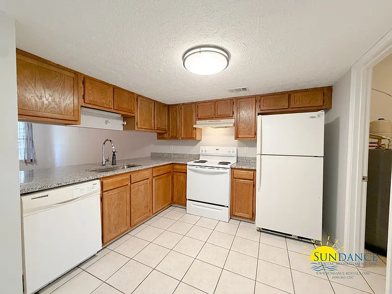 2400 Suwanee Ln — Photo 5