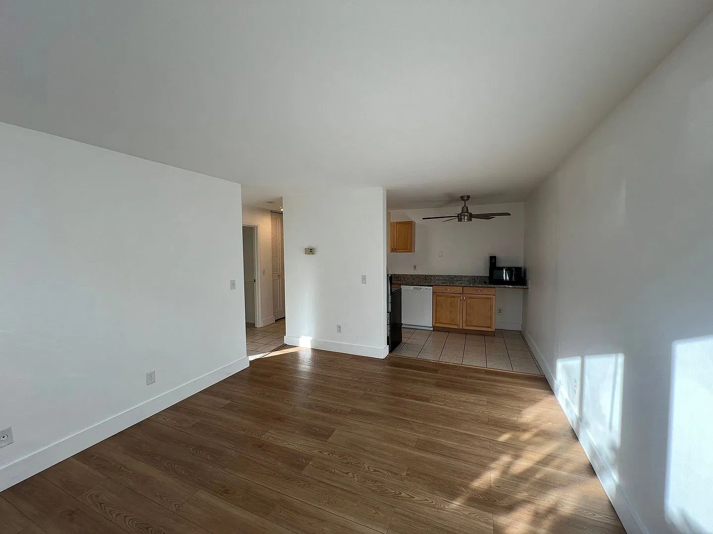1 Bedroom 1 Bathroom Condo Unit in Lowry Hill East — Photo 3