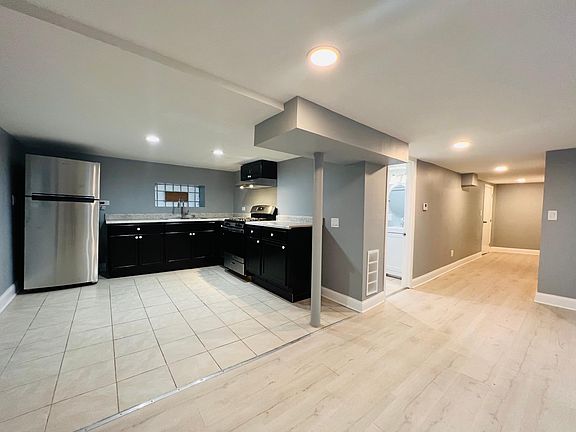 Kitchen / foyer
