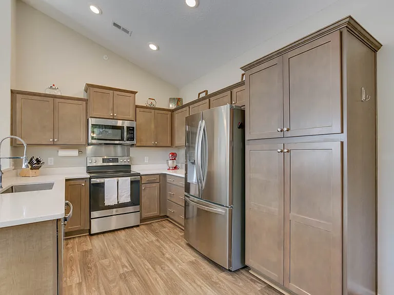 1104 Union Pacific Way — Photo 2