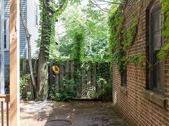 5th image of 4825 N Sawyer Ave #G