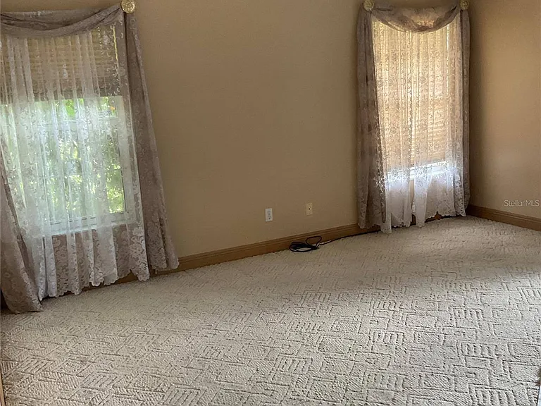 715 Fairlawn Dr — Photo 10