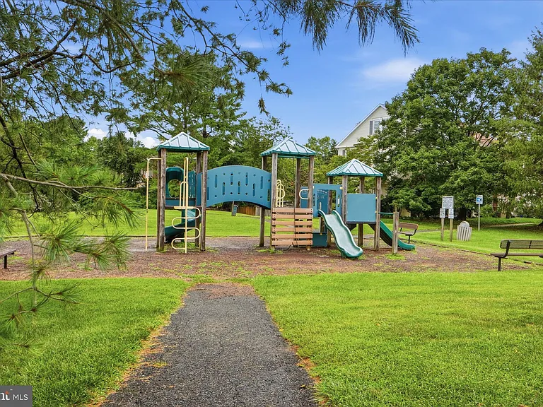 8715 Delcris Dr — Photo 43